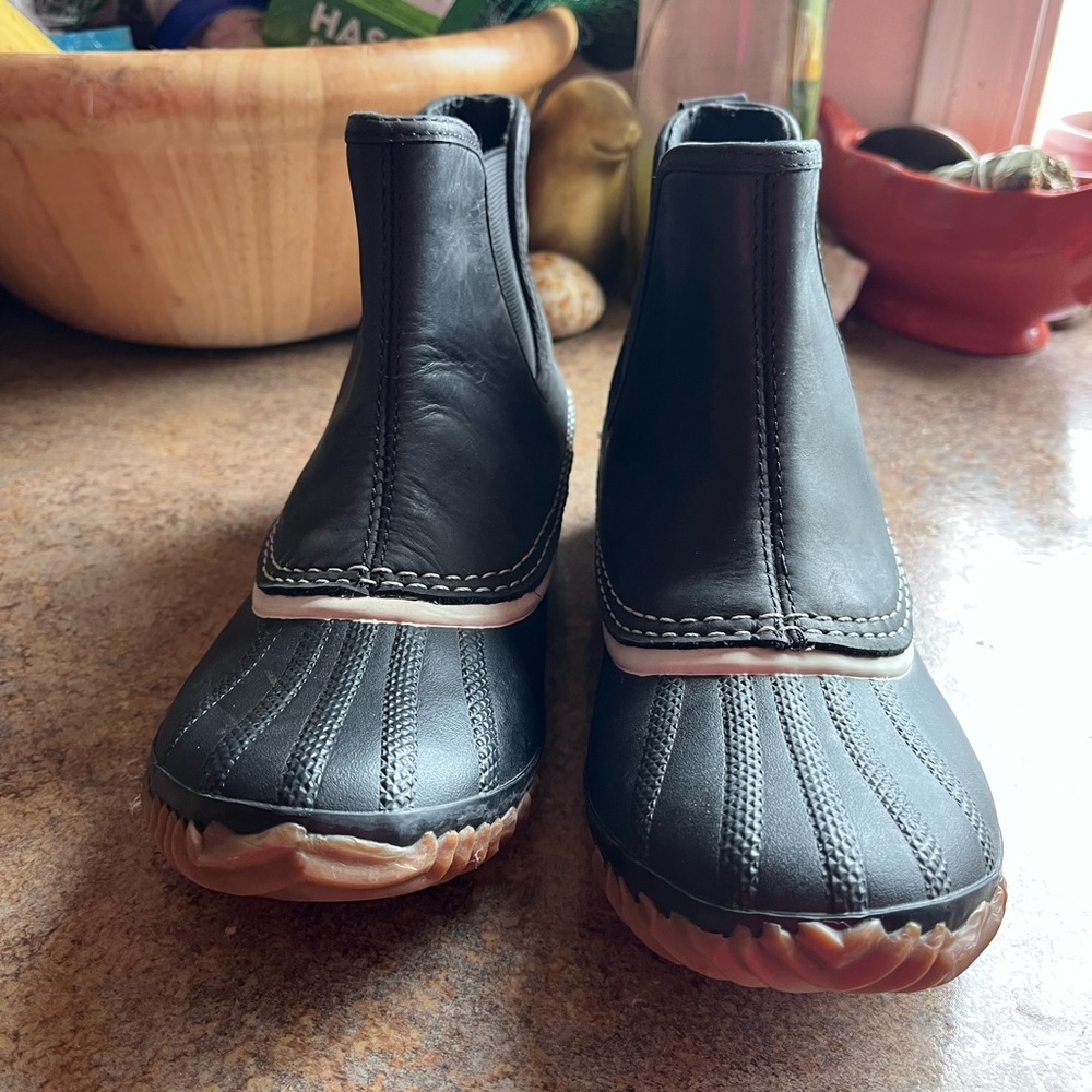 Sorel Black Leather Boots with White Stitching
